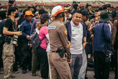 Bangkok, Tayland, 31 Mart 2025 'te Bangkok' ta meydana gelen depremden sonra çökmüş bir binada kolluk kuvvetleri görevlendirildi. Birçok kurban hala enkaz altında..