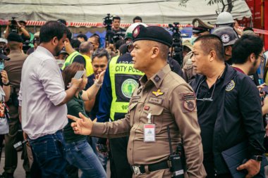 Bangkok, Tayland, 31 Mart 2025 'te Bangkok' ta meydana gelen depremden sonra çökmüş bir binada kolluk kuvvetleri görevlendirildi. Birçok kurban hala enkaz altında..