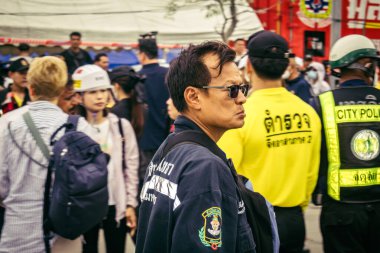 Bangkok, Tayland, 31 Mart 2025 'te Bangkok' ta meydana gelen depremden sonra çökmüş bir binada kolluk kuvvetleri görevlendirildi. Birçok kurban hala enkaz altında..