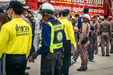 Bangkok, Tayland, 31 Mart 2025 'te Bangkok' ta meydana gelen depremden sonra çökmüş bir binada kolluk kuvvetleri görevlendirildi. Birçok kurban hala enkaz altında..