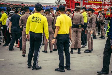 Bangkok, Tayland, 31 Mart 2025 'te Bangkok' ta meydana gelen depremden sonra çökmüş bir binada kolluk kuvvetleri görevlendirildi. Birçok kurban hala enkaz altında..