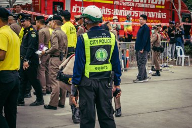 Bangkok, Tayland, 31 Mart 2025 'te Bangkok' ta meydana gelen depremden sonra çökmüş bir binada kolluk kuvvetleri görevlendirildi. Birçok kurban hala enkaz altında..