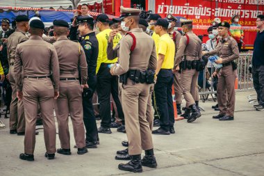 Bangkok, Tayland, 31 Mart 2025 'te Bangkok' ta meydana gelen depremden sonra çökmüş bir binada kolluk kuvvetleri görevlendirildi. Birçok kurban hala enkaz altında..