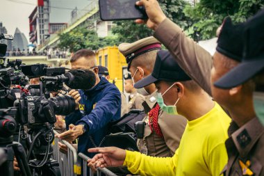 Bangkok, Tayland, 31 Mart 2025 'te Bangkok' ta meydana gelen depremden sonra çökmüş bir binada kolluk kuvvetleri görevlendirildi. Birçok kurban hala enkaz altında..