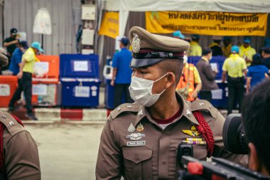 Bangkok, Tayland, 31 Mart 2025 'te Bangkok' ta meydana gelen depremden sonra çökmüş bir binada kolluk kuvvetleri görevlendirildi. Birçok kurban hala enkaz altında..