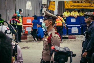 Bangkok, Tayland, 31 Mart 2025 'te Bangkok' ta meydana gelen depremden sonra çökmüş bir binada kolluk kuvvetleri görevlendirildi. Birçok kurban hala enkaz altında..