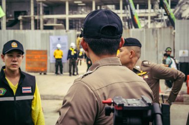 Bangkok, Tayland, 31 Mart 2025 'te Bangkok' ta meydana gelen depremden sonra çökmüş bir binada kolluk kuvvetleri görevlendirildi. Birçok kurban hala enkaz altında..