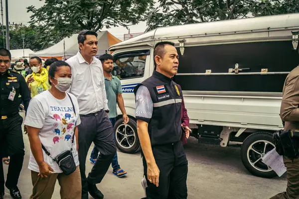 Bangkok, Tayland, 31 Mart 2025 'te Bangkok' ta meydana gelen depremden sonra çökmüş bir binada kolluk kuvvetleri görevlendirildi. Birçok kurban hala enkaz altında..