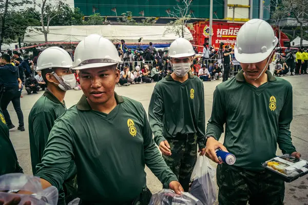 Bangkok, Tayland, 31 Mart 2025 'te Bangkok' ta meydana gelen depremden sonra çökmüş bir binada kolluk kuvvetleri görevlendirildi. Birçok kurban hala enkaz altında..