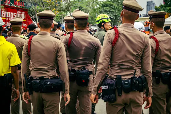 Bangkok, Tayland, 31 Mart 2025 'te Bangkok' ta meydana gelen depremden sonra çökmüş bir binada kolluk kuvvetleri görevlendirildi. Birçok kurban hala enkaz altında..