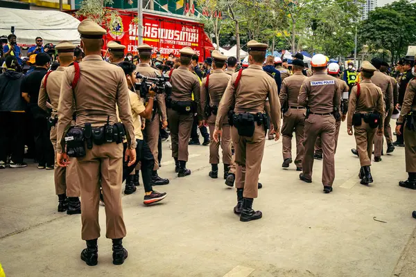 Bangkok, Tayland, 31 Mart 2025 'te Bangkok' ta meydana gelen depremden sonra çökmüş bir binada kolluk kuvvetleri görevlendirildi. Birçok kurban hala enkaz altında..