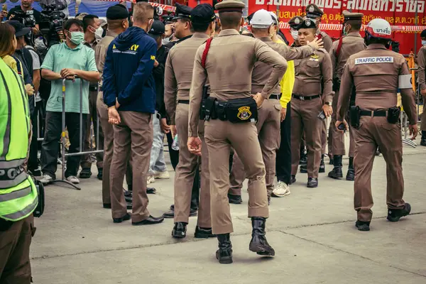 Bangkok, Tayland, 31 Mart 2025 'te Bangkok' ta meydana gelen depremden sonra çökmüş bir binada kolluk kuvvetleri görevlendirildi. Birçok kurban hala enkaz altında..