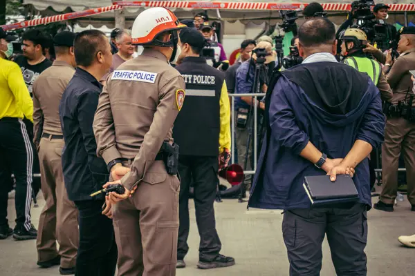 Bangkok, Tayland, 31 Mart 2025 'te Bangkok' ta meydana gelen depremden sonra çökmüş bir binada kolluk kuvvetleri görevlendirildi. Birçok kurban hala enkaz altında..