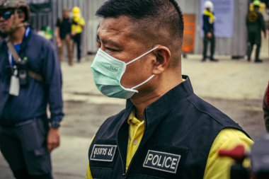 Bangkok, Tayland, 31 Mart 2025 'te Bangkok' ta meydana gelen depremden sonra çökmüş bir binada kolluk kuvvetleri görevlendirildi. Birçok kurban hala enkaz altında..