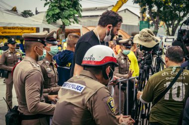 Bangkok, Tayland, 31 Mart 2025 'te Bangkok' ta meydana gelen depremden sonra çökmüş bir binada kolluk kuvvetleri görevlendirildi. Birçok kurban hala enkaz altında..