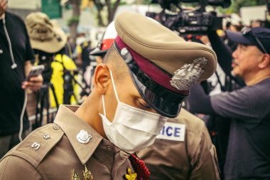 Bangkok, Tayland, 31 Mart 2025 'te Bangkok' ta meydana gelen depremden sonra çökmüş bir binada kolluk kuvvetleri görevlendirildi. Birçok kurban hala enkaz altında..