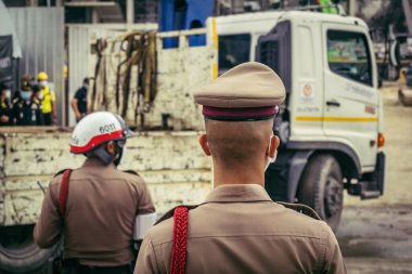 Bangkok, Tayland, 31 Mart 2025 'te Bangkok' ta meydana gelen depremden sonra çökmüş bir binada kolluk kuvvetleri görevlendirildi. Birçok kurban hala enkaz altında..