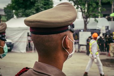 Bangkok, Tayland, 31 Mart 2025 'te Bangkok' ta meydana gelen depremden sonra çökmüş bir binada kolluk kuvvetleri görevlendirildi. Birçok kurban hala enkaz altında..