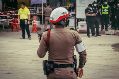 Bangkok, Tayland, 31 Mart 2025 'te Bangkok' ta meydana gelen depremden sonra çökmüş bir binada kolluk kuvvetleri görevlendirildi. Birçok kurban hala enkaz altında..