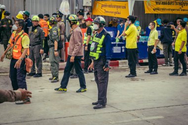 Bangkok, Tayland, 31 Mart 2025 'te Bangkok' ta meydana gelen depremden sonra çökmüş bir binada kolluk kuvvetleri görevlendirildi. Birçok kurban hala enkaz altında..