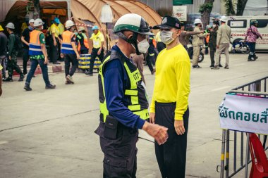 Bangkok, Tayland, 31 Mart 2025 'te Bangkok' ta meydana gelen depremden sonra çökmüş bir binada kolluk kuvvetleri görevlendirildi. Birçok kurban hala enkaz altında..