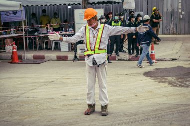 Bangkok, Tayland, 31 Mart 2025 'te Bangkok' ta meydana gelen depremden sonra çökmüş bir binada kolluk kuvvetleri görevlendirildi. Birçok kurban hala enkaz altında..