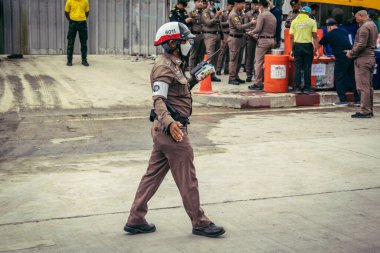 Bangkok, Tayland, 31 Mart 2025 'te Bangkok' ta meydana gelen depremden sonra çökmüş bir binada kolluk kuvvetleri görevlendirildi. Birçok kurban hala enkaz altında..