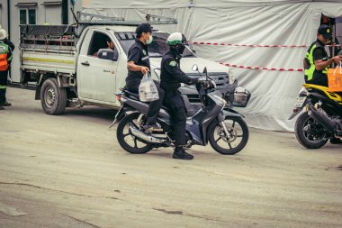 Bangkok, Tayland, 31 Mart 2025 'te Bangkok' ta meydana gelen depremden sonra çökmüş bir binada kolluk kuvvetleri görevlendirildi. Birçok kurban hala enkaz altında..