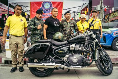 Bangkok, Tayland, 31 Mart 2025 'te Bangkok' ta meydana gelen depremden sonra çökmüş bir binada kolluk kuvvetleri görevlendirildi. Birçok kurban hala enkaz altında..