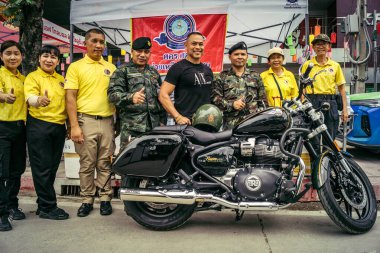 Bangkok, Tayland, 31 Mart 2025 'te Bangkok' ta meydana gelen depremden sonra çökmüş bir binada kolluk kuvvetleri görevlendirildi. Birçok kurban hala enkaz altında..