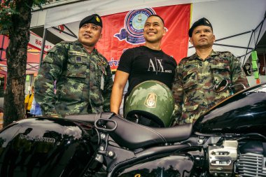 Bangkok, Tayland, 31 Mart 2025 'te Bangkok' ta meydana gelen depremden sonra çökmüş bir binada kolluk kuvvetleri görevlendirildi. Birçok kurban hala enkaz altında..