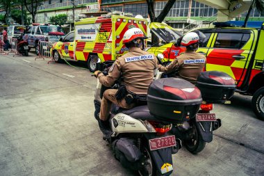 Bangkok, Tayland, 31 Mart 2025 'te Bangkok' ta meydana gelen depremden sonra çökmüş bir binada kolluk kuvvetleri görevlendirildi. Birçok kurban hala enkaz altında..