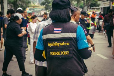 Bangkok, Tayland, 31 Mart 2025 'te Bangkok' ta meydana gelen depremden sonra çökmüş bir binada kolluk kuvvetleri görevlendirildi. Birçok kurban hala enkaz altında..