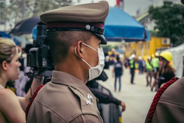 Bangkok, Tayland, 31 Mart 2025 'te Bangkok' ta meydana gelen depremden sonra çökmüş bir binada kolluk kuvvetleri görevlendirildi. Birçok kurban hala enkaz altında..
