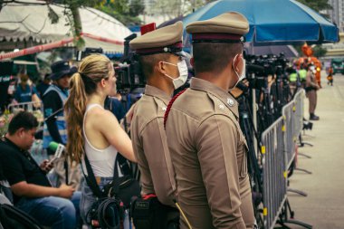 Bangkok, Tayland, 31 Mart 2025 'te Bangkok' ta meydana gelen depremden sonra çökmüş bir binada kolluk kuvvetleri görevlendirildi. Birçok kurban hala enkaz altında..