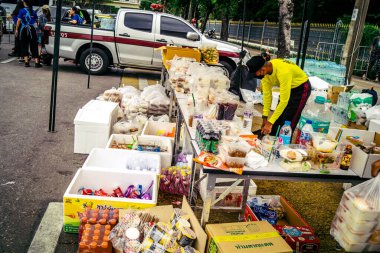 Bangkok, Tayland, 31 Mart 2025 'te Bangkok' ta meydana gelen depremden sonra çökmüş bir binada kolluk kuvvetleri görevlendirildi. Birçok kurban hala enkaz altında..