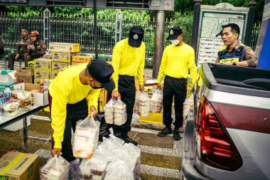 Bangkok, Tayland, 31 Mart 2025 'te Bangkok' ta meydana gelen depremden sonra çökmüş bir binada kolluk kuvvetleri görevlendirildi. Birçok kurban hala enkaz altında..