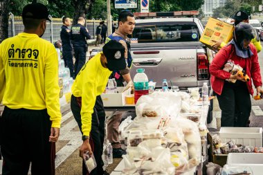 Bangkok, Tayland, 31 Mart 2025 'te Bangkok' ta meydana gelen depremden sonra çökmüş bir binada kolluk kuvvetleri görevlendirildi. Birçok kurban hala enkaz altında..