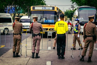 Bangkok, Tayland, 31 Mart 2025 'te Bangkok' ta meydana gelen depremden sonra çökmüş bir binada kolluk kuvvetleri görevlendirildi. Birçok kurban hala enkaz altında..