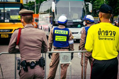 Bangkok, Tayland, 31 Mart 2025 'te Bangkok' ta meydana gelen depremden sonra çökmüş bir binada kolluk kuvvetleri görevlendirildi. Birçok kurban hala enkaz altında..