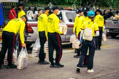 Bangkok, Tayland, 31 Mart 2025 'te Bangkok' ta meydana gelen depremden sonra çökmüş bir binada kolluk kuvvetleri görevlendirildi. Birçok kurban hala enkaz altında..