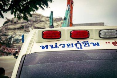 Bangkok, Tayland, 31 Mart 2025 'te Bangkok' ta meydana gelen depremden sonra yıkılan bir binanın inşaatı devam ediyor. Birçok kurban hala enkaz altında..