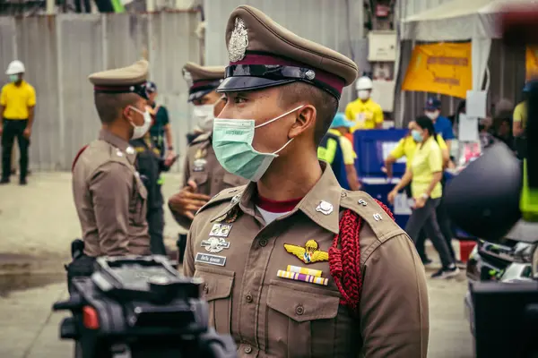Bangkok, Tayland, 31 Mart 2025 'te Bangkok' ta meydana gelen depremden sonra çökmüş bir binada kolluk kuvvetleri görevlendirildi. Birçok kurban hala enkaz altında..