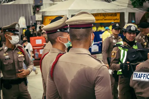 Bangkok, Tayland, 31 Mart 2025 'te Bangkok' ta meydana gelen depremden sonra çökmüş bir binada kolluk kuvvetleri görevlendirildi. Birçok kurban hala enkaz altında..