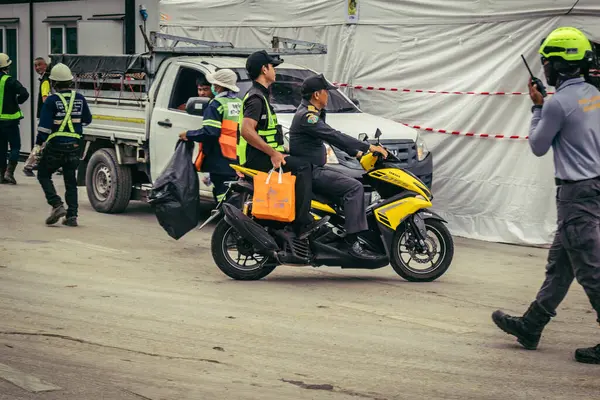 Bangkok, Tayland, 31 Mart 2025 'te Bangkok' ta meydana gelen depremden sonra çökmüş bir binada kolluk kuvvetleri görevlendirildi. Birçok kurban hala enkaz altında..