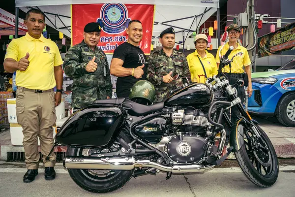 Bangkok, Tayland, 31 Mart 2025 'te Bangkok' ta meydana gelen depremden sonra çökmüş bir binada kolluk kuvvetleri görevlendirildi. Birçok kurban hala enkaz altında..