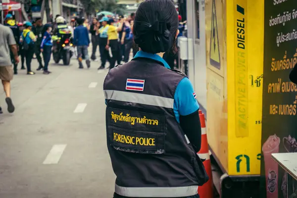 Bangkok, Tayland, 31 Mart 2025 'te Bangkok' ta meydana gelen depremden sonra çökmüş bir binada kolluk kuvvetleri görevlendirildi. Birçok kurban hala enkaz altında..