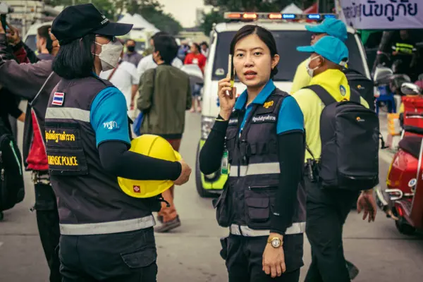 Bangkok, Tayland, 31 Mart 2025 'te Bangkok' ta meydana gelen depremden sonra çökmüş bir binada kolluk kuvvetleri görevlendirildi. Birçok kurban hala enkaz altında..