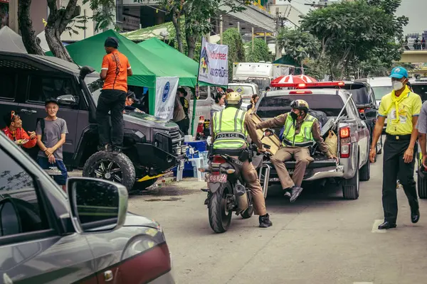 Bangkok, Tayland, 31 Mart 2025 'te Bangkok' ta meydana gelen depremden sonra çökmüş bir binada kolluk kuvvetleri görevlendirildi. Birçok kurban hala enkaz altında..