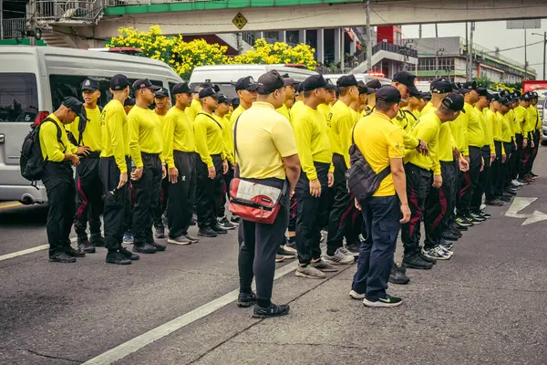Bangkok, Tayland, 31 Mart 2025 'te Bangkok' ta meydana gelen depremden sonra çökmüş bir binada kolluk kuvvetleri görevlendirildi. Birçok kurban hala enkaz altında..